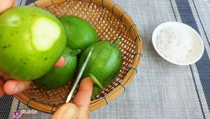 Mix 50g of salt with 2 liters of rice water. Submerge the dried watermelons completely in the rice water. Let it sit for 5 days at room temperature, away from sunlight.