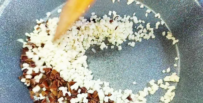 Prepare the filling: Heat oil in a pan. Add wood ear mushrooms, kumquats, and stir-fry. Season with sugar and vegetarian seasoning. Add vegetarian oyster sauce (optional) and cassava. Stir-fry for about 2 minutes.