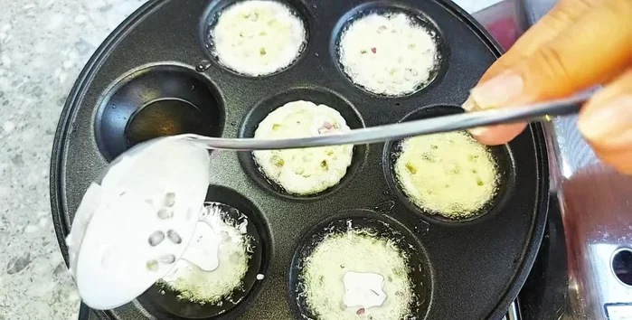Fry the Banh Cong: Add cooking oil to half of the banh cong mold. Heat until hot. Add a layer of batter, then the filling in the center, and top with another layer of batter, ensuring the filling is completely covered.