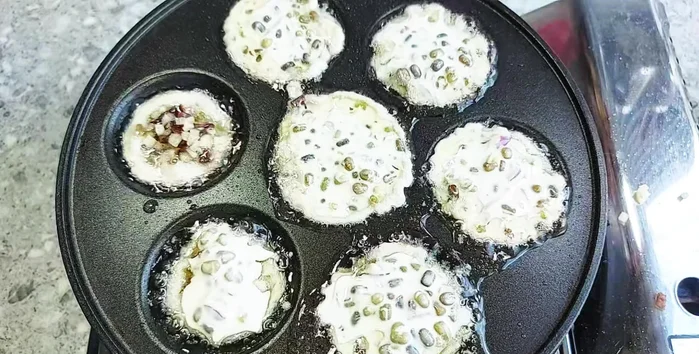 Continue frying: Add more cooking oil around the cake. Fry over medium heat until golden brown and crispy, flipping to cook both sides evenly.