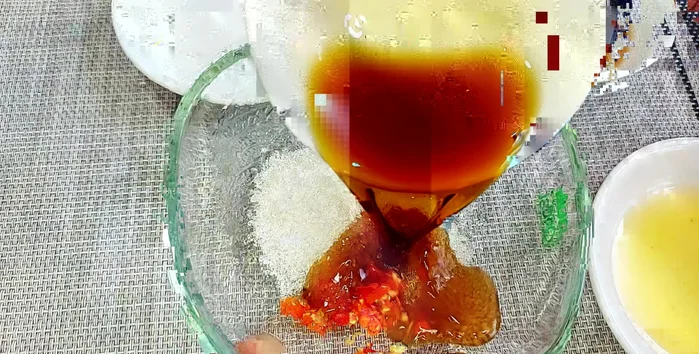 Prepare sweet and sour fish sauce: Combine sugar, vegetarian fish sauce, lemon juice, water, and chili to taste. Mix well.