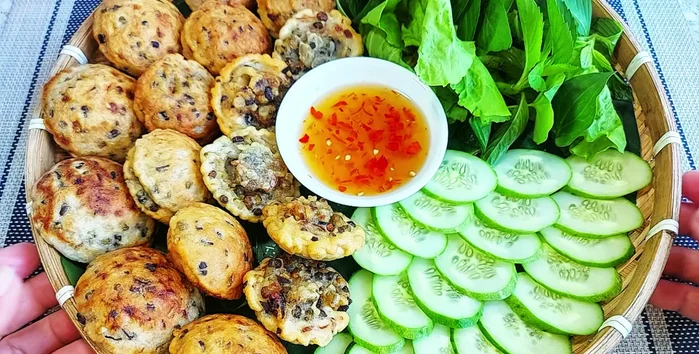 Assemble and serve: Arrange the fried Banh Cong on a plate. Serve with raw vegetables, pickles, and the sweet and sour fish sauce.