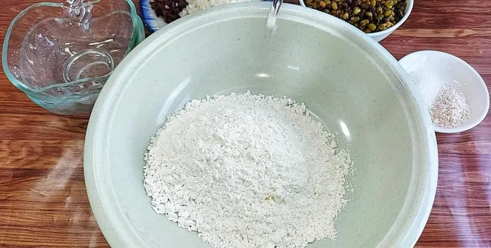 Mix the batter: In a bowl, combine rice flour, wheat flour, all-purpose flour, water, sugar, and vegetarian seasoning. Stir until smooth. Add cooked mung beans and stir well. The batter should be neither too thick nor too thin.