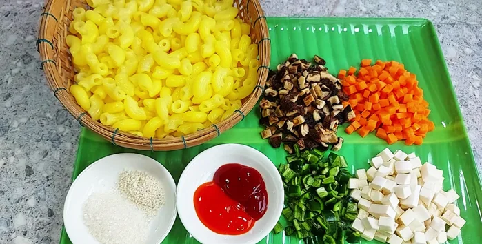 Add cooking oil to the pan. Add mushrooms, carrots, coconut tubers, and chili. Stir-fry over high heat.