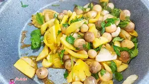 Quick & Easy Stir-fried Straw Mushrooms with Pickled Cabbage