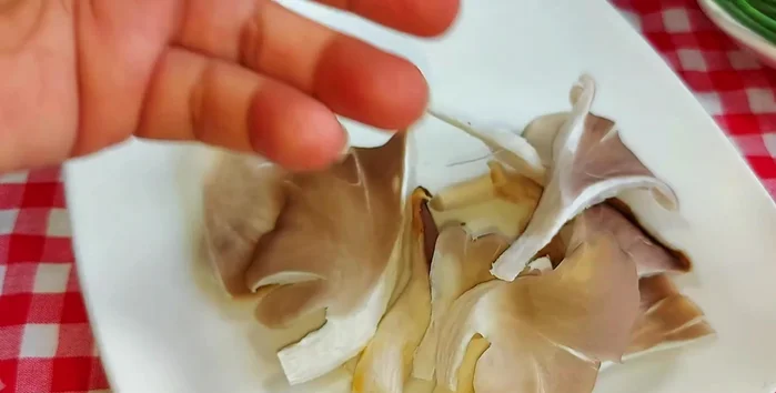 Wash and tear the mushrooms into small pieces.