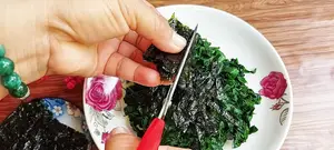 Stir-fried Spinach with Seaweed: A Simple Vegetarian Delight