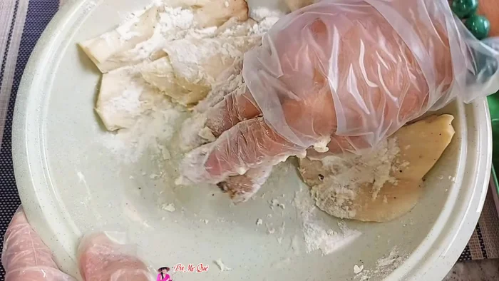 Sprinkle breadcrumbs over the floured mushrooms and gently knead to ensure they stick firmly (126.079).
