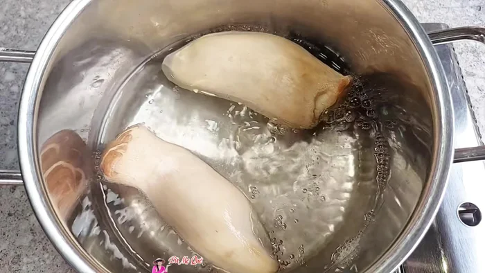 Boil the oyster mushrooms in boiling water for about 2 minutes until soft (50.92).