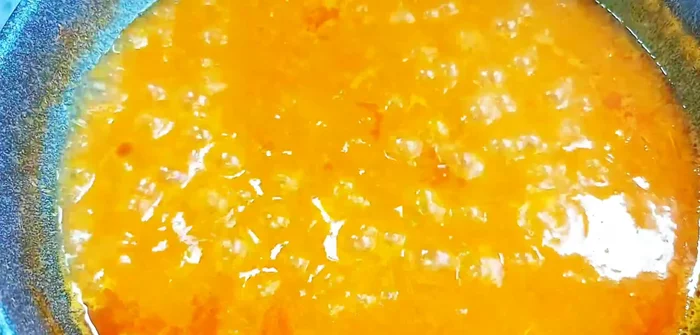Simmer over high heat for 2 minutes. Add lemon leaves and simmer for another minute. Then turn off the heat and let it cool.