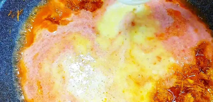 Add the tomato and pineapple puree, vegetarian fish sauce, sugar, seasoning powder, and chili sauce. Adjust the amount of chili sauce to your preference. Add salt.