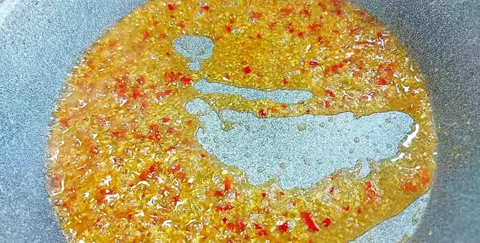 Add the remaining air-fried mushrooms to the sauce and cook until dry. (129.679)