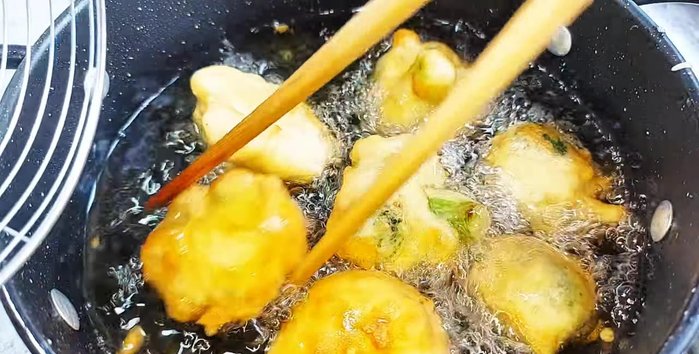 Drain the fried cauliflower on oil-absorbent paper.