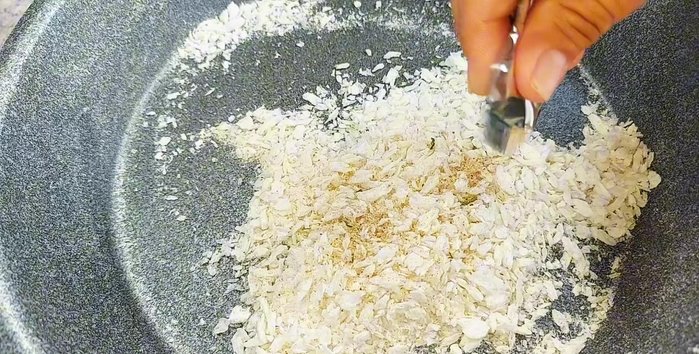 Add half of the seasoning packet from the instant porridge and stir well.