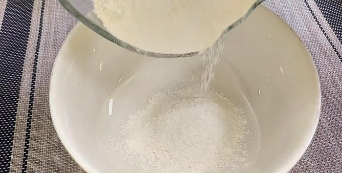 Mix the flour batter: Combine 150g flour, 100ml water, and 1 teaspoon of vegetarian Niêm seeds until smooth.