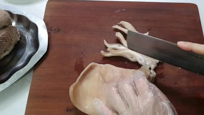 Thinly slice the pork. The thinner the slices, the smoother and more delicious the pork roll will be.