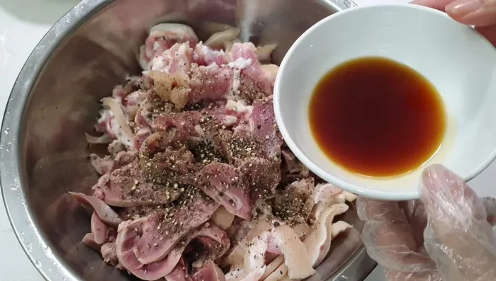 Marinate the pork with pepper, fish sauce, and MSG for 30 minutes.