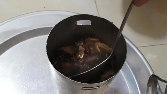 Prepare a mold and pack the hot pork tightly, pressing down lightly to ensure adhesion.