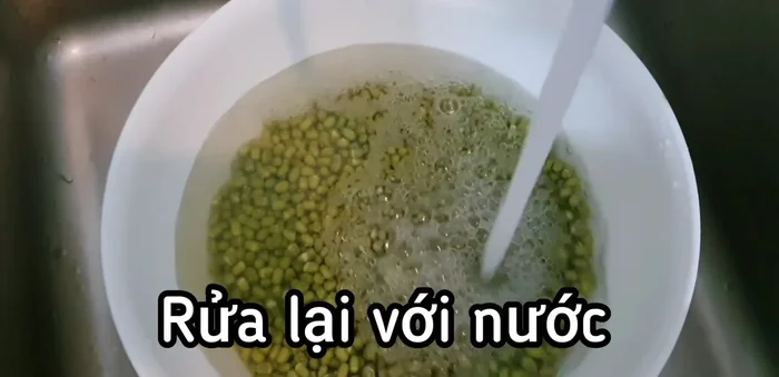 Cover the mung beans with water and let them soak.