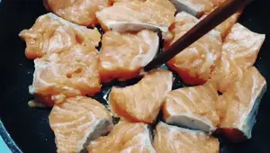 Honey Garlic Glazed Salmon: Easy & Delicious Recipe