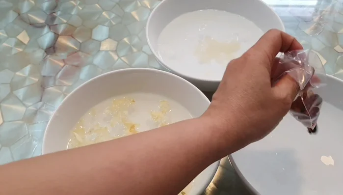 Soak the red apple for 2 hours, then crush it.