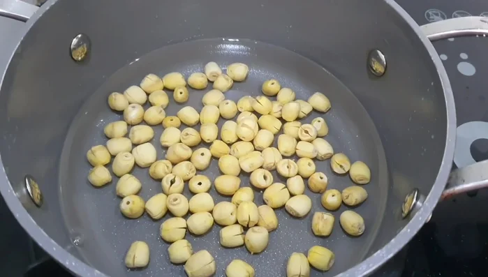 Soak lotus seeds for 30 minutes.