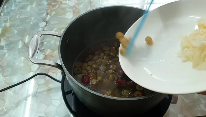 Add longan, snow fungus, cordyceps, and cook for 10 minutes.