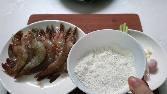 Prepare the shrimp: Peel and devein 400g of shrimp.