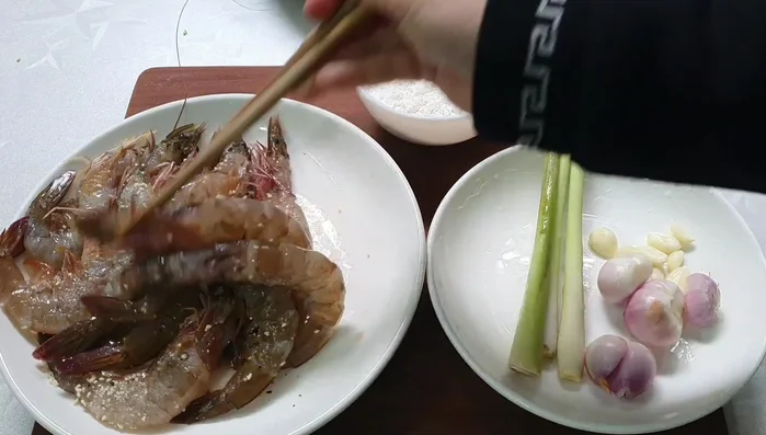Coat the shrimp: Once marinated, coat each shrimp evenly with the flour mixture.