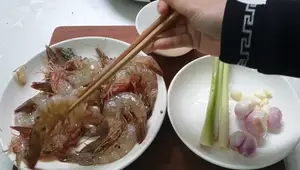 Crispy Fried Shrimp with Lemongrass &amp; Onion - Easy Recipe