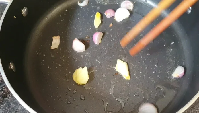 Add shiitake mushrooms and stir-fry.
