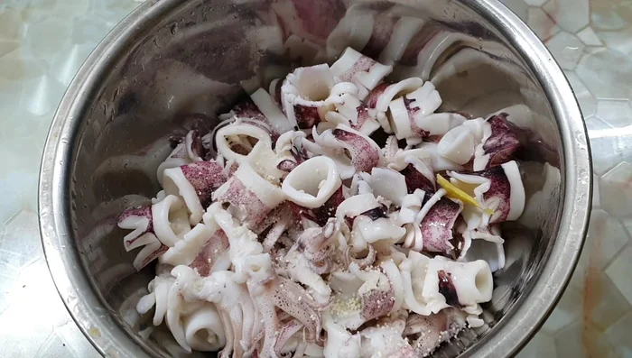Marinate the blanched squid with seasoning powder, pepper, and MSG for about 15 minutes.