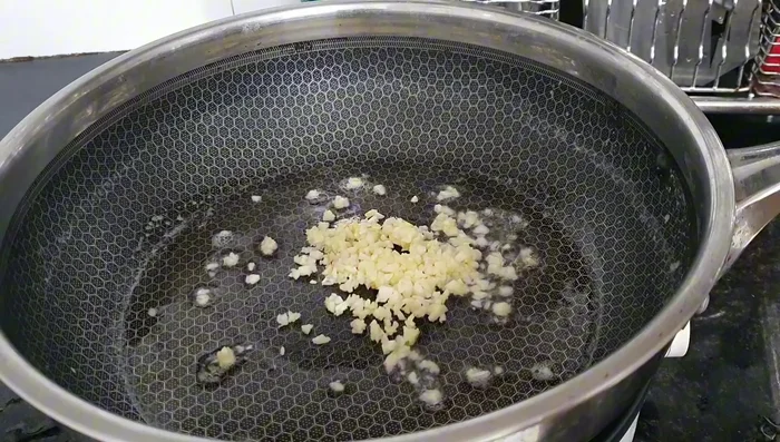 Heat oil in a pan. Sauté garlic until fragrant.