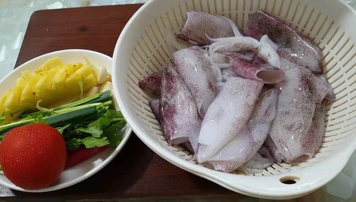 Wash and drain the squid. Slice the squid for stir-frying.