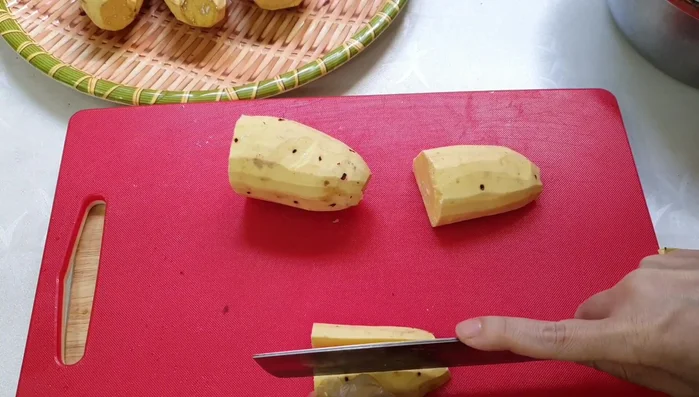 Soak the sweet potatoes in rice washing water for 6 hours (95). Then, wash and drain them thoroughly (146.12).