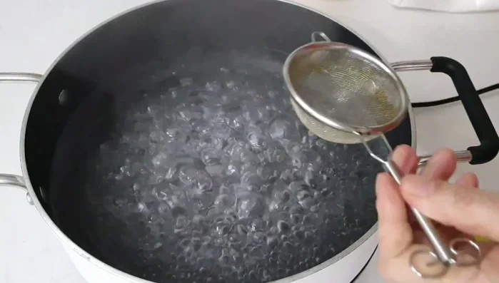 Boil water in a pot (150.2). Add the sweet potatoes and two limes. Boil for 1-2 minutes (155.64).