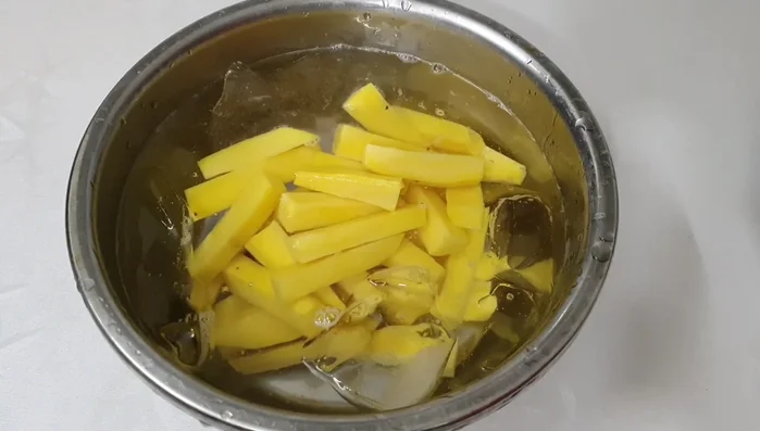 Remove the sweet potatoes and soak them in cold ice water for 1 minute to cool down and remove blackness (223.92). Drain and set aside (240.04).