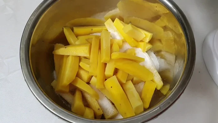 Mix the sweet potatoes with 500g of sugar and let it soak overnight (around 8 hours) (249.959).