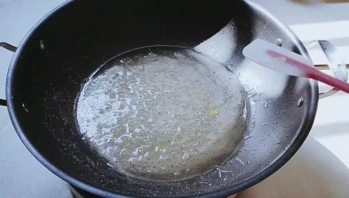 The next morning, cook the sugar-soaked sweet potatoes. Boil the sugar water first, then add the sweet potatoes (306.8).