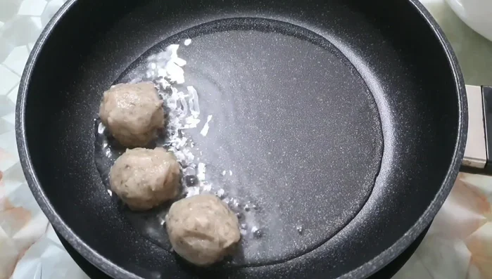 Heat oil in a pan. Once hot, carefully place the shrimp cakes in the pan and fry until golden brown and cooked through.
