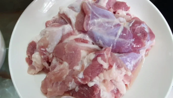 Wash and clean the shrimp. Cut into small pieces and put them in a large blender.