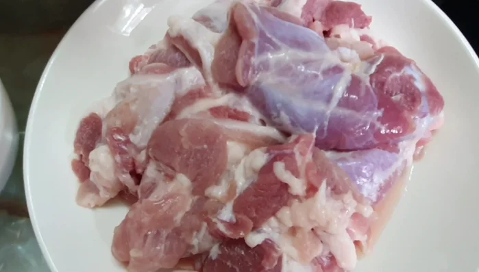 Prepare the pork. Use pork with both lean and fat for a better taste. Mince the pork.