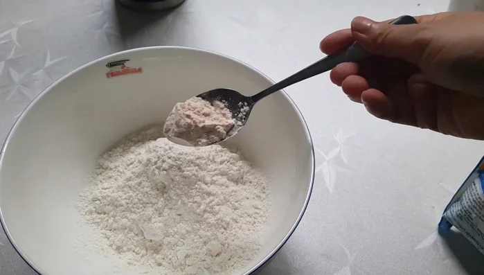 Mix flour, a spoonful of crispy fried powder and a spoonful of ‘lion powder’ (pink powder) in a bowl.