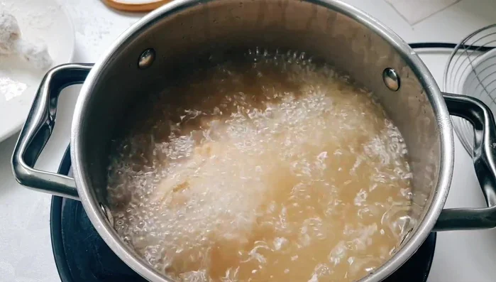 Heat oil in a pan. Fry chicken thighs over medium heat, stirring constantly, until golden brown (about 30 seconds to 1 minute per side).