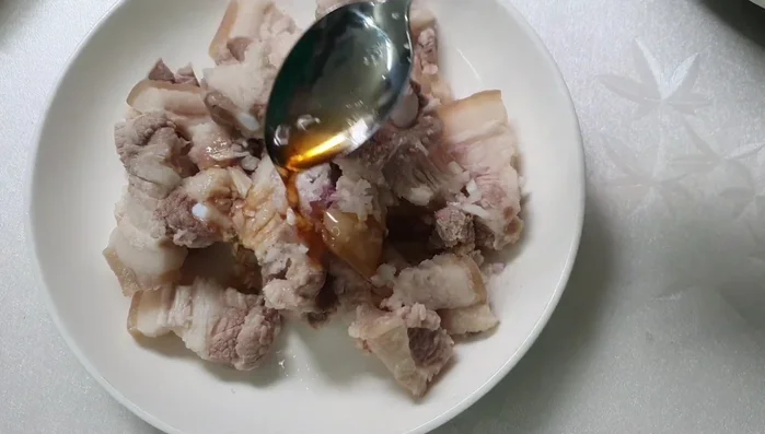 Marinate pork belly with dried onion, flour, MSG, salt, fish sauce, and ground pepper for 15 minutes.