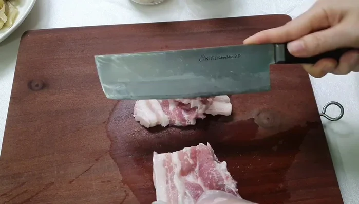 Cut pork belly into thin pieces.