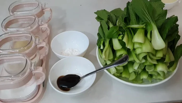 Prepare the shiitake mushrooms (soaked in water to soften).