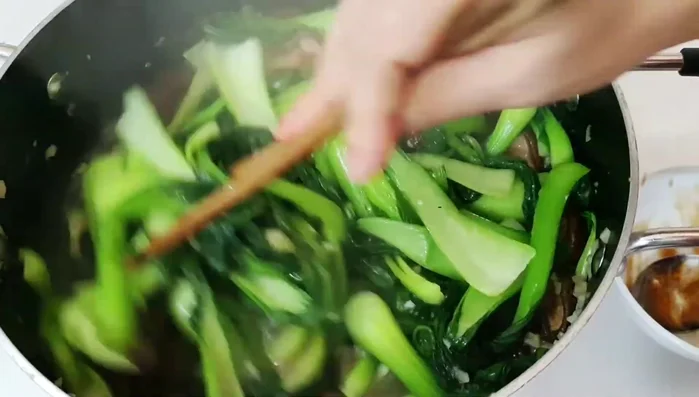 Stir quickly and turn off the heat.