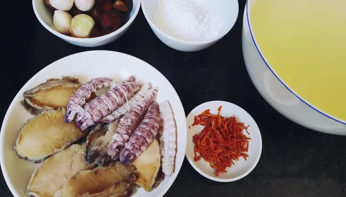 Combine abalone and soup base in a pot. (This step is implied, details are missing from the transcript)