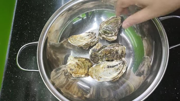Ask for your oysters to be cleaned at the market. Once home, scrub them thoroughly with a brush (8.88).